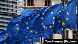 Zatave EUe vijore se ispred sjedišta Evropske komisije u Briselu