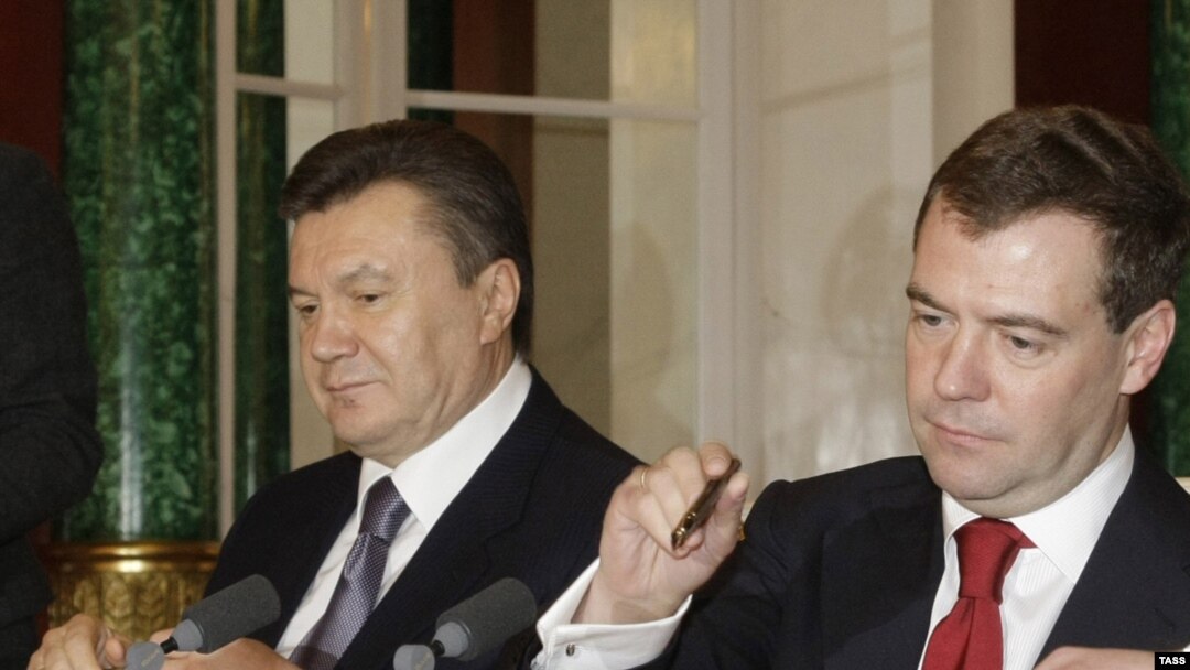 Президенты Виктор Янукович (слева) и Дмитрий Медведев в Кремле