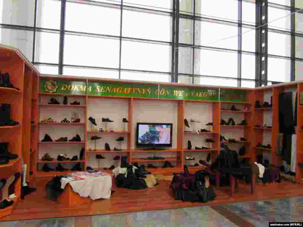 3-nji iýunda Aşgabatda “Türkmenistanyň dokma senagatynyň Garaşsyzlyk ýyllarynda ýeten sepgitleri we geljegi” atly dokma önümleriniň halkara sergisi açyldy. 