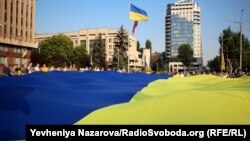 На майдані Героїв Революції відбувся флешмоб, учасники ходи розгорнули великий прапор України розміром 25 на 16 метрів, та заспівали національний гімн