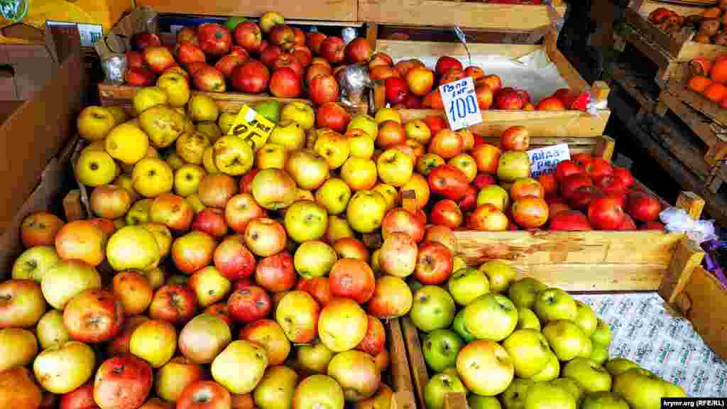 Прошлогодние яблоки от 85 до 100 рублей (около 30-37 грн) за килограмм