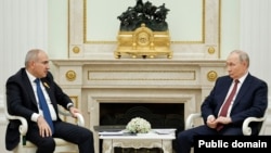 Ridicând sprâncenele. Președintele rus Vladimir Putin (dreapta) cu premierul armean Nikol Pașinian la Moscova, pe 1 aprilie 2026.
