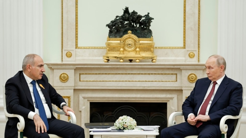 Ermenistanyň hökümet baştutanynyň Putine 'gaýtargy' bermegi türkmenistanlylar arasynda disskussiýa döretdi