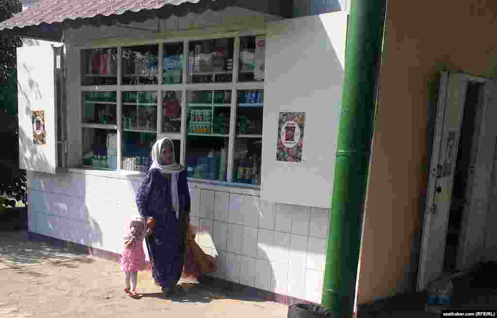 Bir ene agtygy bilen bazarda gaýdyp barýar