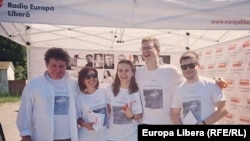 Echipa de realizatori de filme a Europei Libere în campanie...
