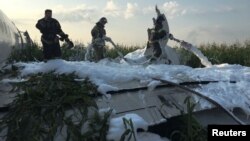 Ռուսաստան - Հրշեջները մարում են հրդեհը դաշտում արտակարգ վայրէջք կատարած օդանավում, 15-ը օգոստոսի, 2019թ․