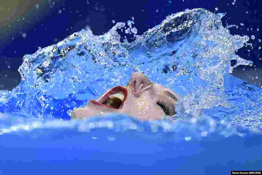 Svetlana Romashina of Russia performs at the FINA Swimming World Championships in Gwangju, South Korea. (EPA-EFE/Tamas Kovacs)