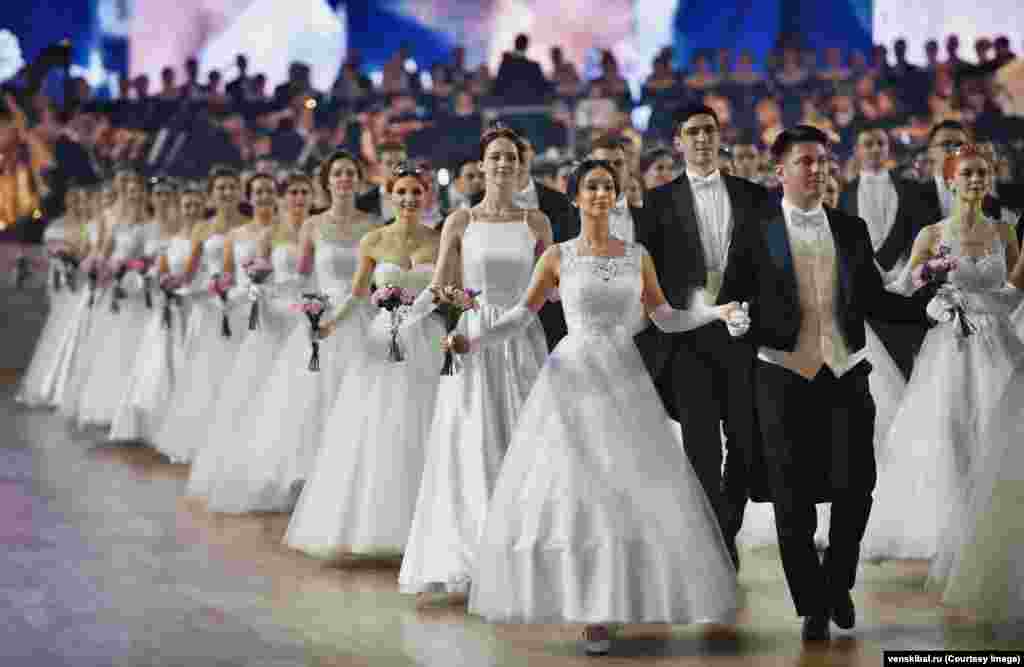 As well as hundreds of paying guests, the Moscow ball showcased around 150 &quot;debutantes&quot; -- young Russians making their first appearance in high society.