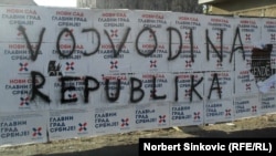 Plakati protiv autonomije i grafit za republiku