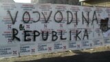 Plakati protiv autonomije i grafit za republiku