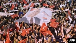 Susținătorii Partidului Popular Republican (CHP) sărbătoresc victoria candidatului propriu la primăria capitalei Ankara, la alegerile locale din Turcia, 31 martie, 2024. 