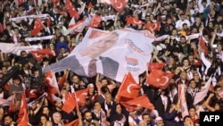 Susținătorii Partidului Popular Republican (CHP), sărbătoresc victoria candidatului propriu la primăria Ankarei, la alegerile locale din Turcia. 31 martie, 2024. 