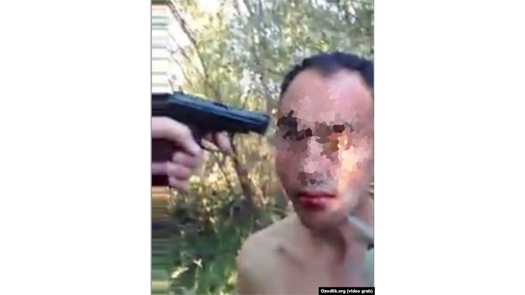 Qishloqning gey yigitlari poyezdda ketmoqda Qishloqning gey yigitlari poyezdda ketmoqda