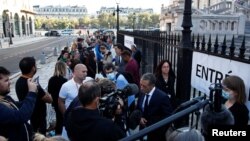 Լրագրողները Փարիզի Արդարադատության պալատի շենքի մոտ, 8-ը սեպտեմբերի, 2021թ․ 