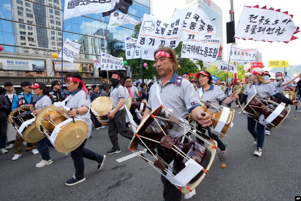 Anëtarët e Konfederatës Koreane të Sindikatave u bien daulleve gjatë një marshi në Seul të Koresë së Jugut.