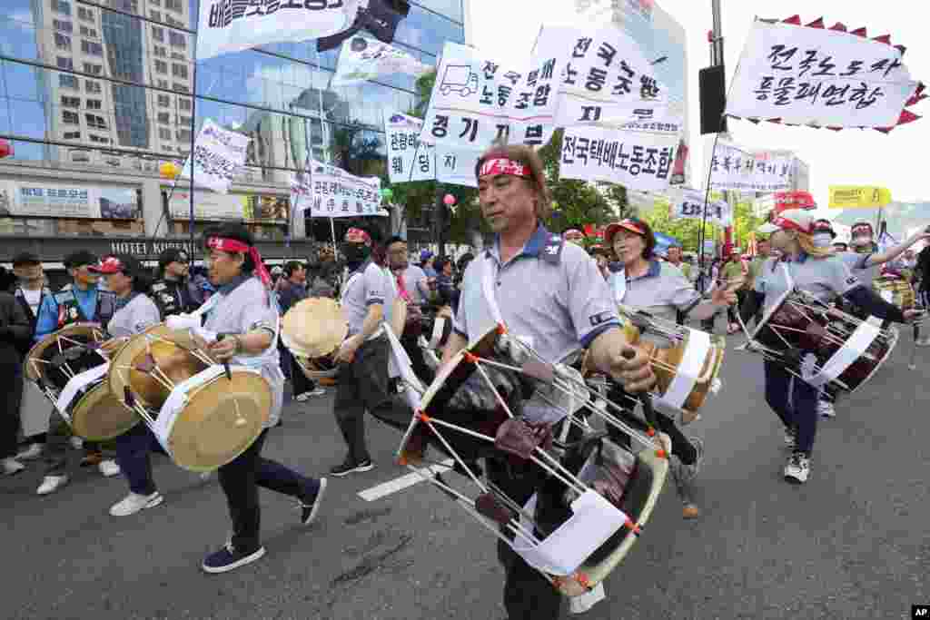 Ziua Muncii s-a sărbătorit mai întâi în Extremul Orient. La Seul, în capitala Coreei de Sud, membrii unei federații sindicale au bătut din tobe, protestând împotriva scumpetei și politicilor guvernamentale legate de piața muncii.&nbsp;