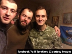 Юлій Терехов (праворуч) із друзями «кіборгами». Яків Циганков посередині