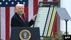 Prezident Donald Tramp tariflərlə bağlı çıxışı zamanı cədvəli nümayiş etdirir.