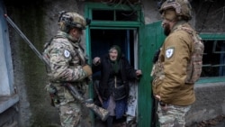 Поліцейські з підрозділу «Білі янголи» розмовляють із жителькою Добропілля під час евакуації з прифронтового міста, Донецька область, 9 грудня 2025 року