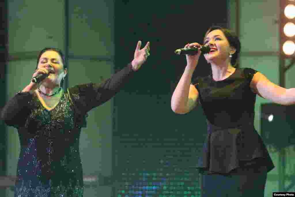 &quot;Балалы солянка&quot;да халык артисты Римма Ибраһимова кызы Ләйсән Таишева белән җырлады