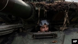 Un soldat ucrainean într-un tanc pe linia frontului, în apropiere de Bakhmut, la 6 martie.