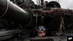 Ukrán katona egy tankban a bahmuti frontvonalon. 2023. március 6. 