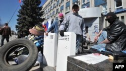 Баррикады у здания управления СБУ в Луганске
