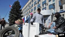 Ресейшіл наразы топ Луганскідегі жергілікті қауіпсіздік қызметінің бөлімшесінде баррикада құрып жатыр. Луганск, Украина, 8 сәуір 2014 жыл.