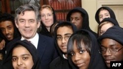Премьер-министр Великобритании Гордон Браун встречается с молодыми гражданами страны. Миграция играет все большую роль в формировании населения Велибритании