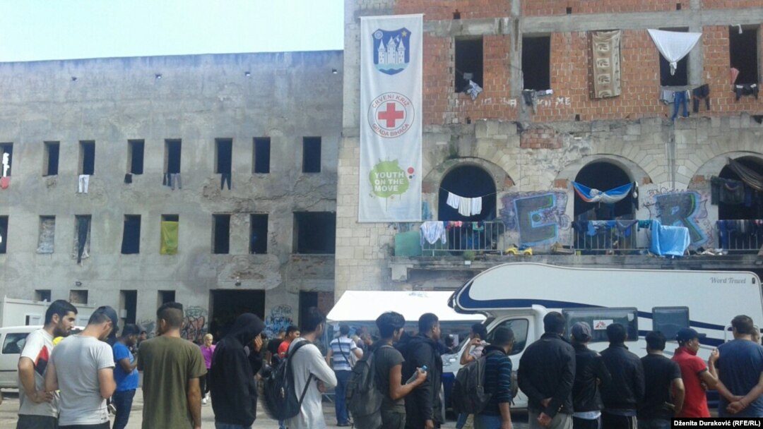 Premještanje migranata u Đački dom u Bihaću, 17. jula 2018.