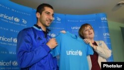 Armenia - Armenian football star Henrikh Mkhitaryan becomes UNICEF's National Goodwill Ambassador to Armenia at a ceremony in Yerevan, 9Nov2016.