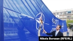 Marko Milačić, predsednik partije Prava Crna Gora, pali NATO zastavu 4. aprila 2019. 