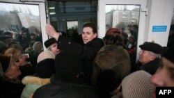 Demonstranți încercînd să intre în clădirea primăriei din Donețk