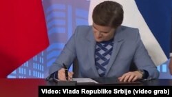 Сербия премьер-министрі Ана Брнабич ЕАЭО-мен еркін сауда аймағын құру жөнінде келісімге қол қойып жатыр. Мәскеу, 25 қазан 2019 жыл.