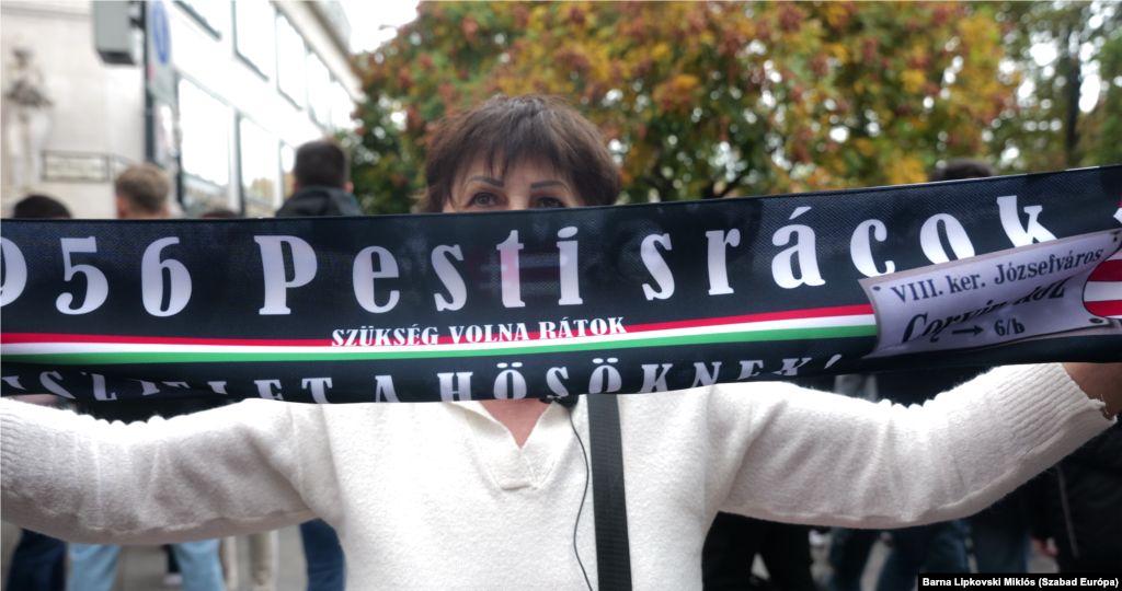 „1956 PESTI SRÁCOK, SZÜKSÉG VOLNA RÁTOK!” – hirdeti a molinó, amit az egyik résztvevő a kezében tartott
