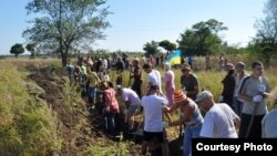 Мешканці Запоріжжя копають шанці, фото з фейсбуку Андрія Рибальченка, 6 вересня 2014 року