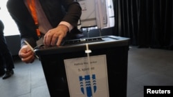 Zvaničnik zapečaćuje glasačku kutiju uoči nacionalnog referenduma o nastavku pregovora o članstvu u EU u Rejkjaviku, Island, 29. avgusta 2026.