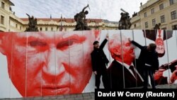 Инсталляция у Пражского Града: Владимир Путин и Милош Земан.