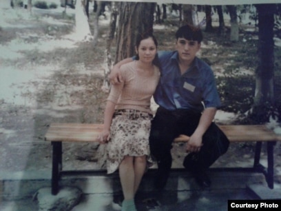 Бір диванда екі адам