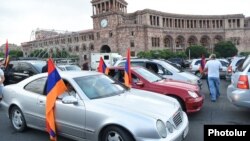 Armenia - Supporters of Prime Minister Nikol Pashinian gather outside the main government building in Yerevan to join him on a campaign trip to Syunik province, June 15, 2021.