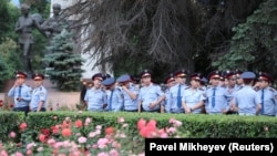 Алматыдағы Астана алаңында жүрген полицейлер. 12 маусым 2019 жыл. 