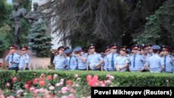 Полицейские на площади Астана в Алматы, 12 июня 2019 года. 