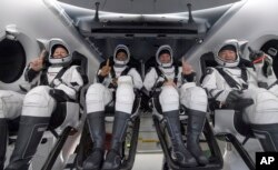 NASA-ini astronauti Shannon Walker, lijevo, Victor Glover, Mike Hopkins i astronaut Japanske agencije za svemirsko istraživanje (JAXA) Soichi Noguchi, desno, u svemirskoj letjelici SpaceX Crew Dragon Resilience na brodu za oporavak SpaceX GO Navigator ubrzo nakon što su sletjeli u Zaljev Meksiko u blizini obale grada Panama, Florida, nedjelja, 2. maja 2021.