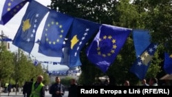 Zastava Kosova i EU u Prištini (foto arhiv)