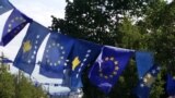 Flamuj të Kosovës dhe Bashkimit Evropian në një shesh në Prishtinë, Kosovë. (Fotografi nga arkivi)