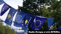 Flamuj të Kosovës dhe Bashkimit Evropian në një shesh në Prishtinë, Kosovë. Fotografi nga arkivi.