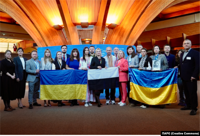 ПАРЄ започаткувала щорічну церемонію «Перемога для Вікторії» (Victory for Viktoria) на честь воєнних журналістів, які ризикують своїм життям – і часто гинуть – захищаючи право на інформацію в зонах конфліктів. Страсбург, 2025 рік