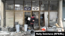 Кофи за боклук, хвърлени от млади мъже пред партийната централа на „ДПС – Ново начало“, 2 декември 2025 г.