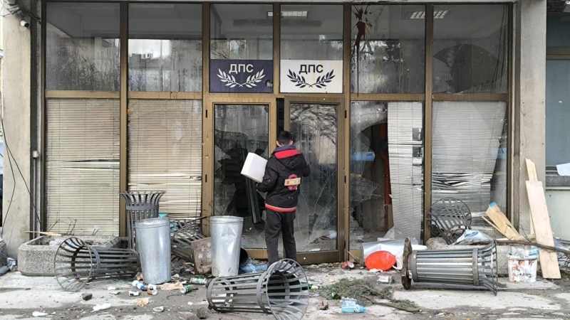 Spaljene stolice i razbijeni uredi: Sofija nakon upada maskiranih osoba na proteste