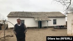 Ахмет Елибаев во дворе своего дома в селе Келесского района Туркестанской области. 11 февраля 2020 года.
